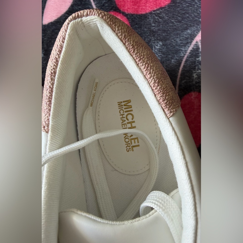 NWT Michael Kors White Sneakers with Blush Heel Tab and Gold Logo  SIZE 8.5M - Picture 6 of 7